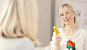 Sternberg Concept Coach und Trainerin Martina Horn mit Farbbausteinen von Insights Discovery®