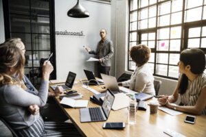 Meeting im Unternehmenmit 4 Mitarbeitenden am Konferenztisch